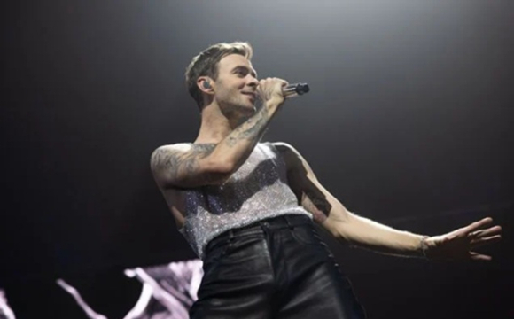 Відомий український співак покликав фанатку заміж просто під час свого концерту