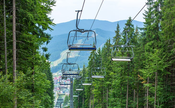 У західній області жінка випала з підйомника і серйозно травмувалася