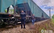Між залізничними станціями вантажний потяг на смерть збив 15-річну дівчину