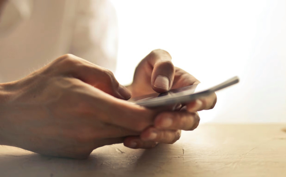 Чому під час обстрілів на телефоні показує неправильний час