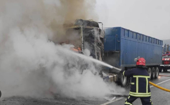 На Волині серед дороги загорілася вантажівка