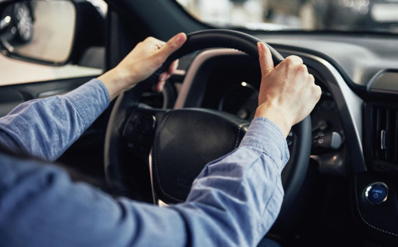 За яку небезпечну звичку водії в Україні можуть отримати штраф