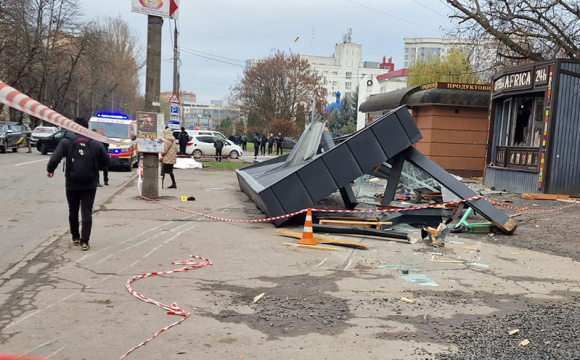 На заході України водій авто влетів у зупинку: троє людей загинули