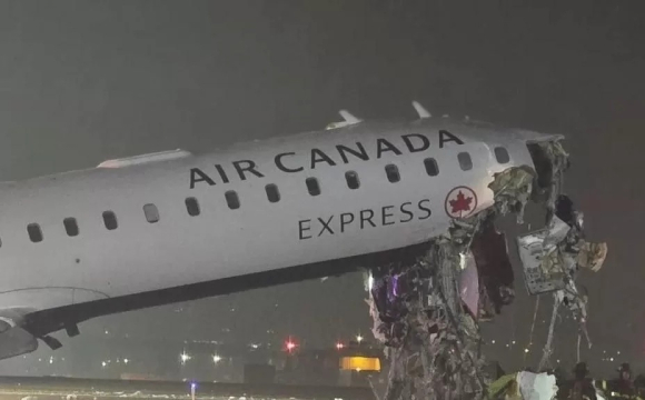 Під час посадки літак зіткнувся з пожежним авто: відомо про 60 постраждалих