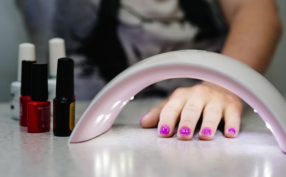 Після манікюру жінці терміново ампутували палець