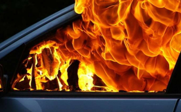 На Волині серед ночі загорілося авто