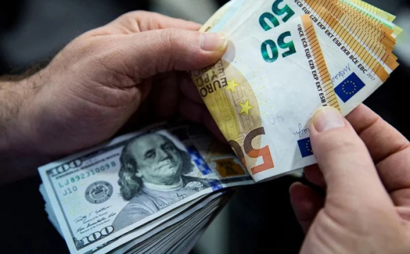 Українців закликають не продавати долари та євро