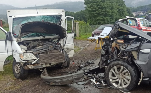 У страшній ДТП зіткнулися позашляховик і мікроавтобус, є постраждалі. ФОТО