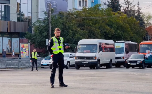 На заході України водій авто не зупинився під час хвилини мовчання