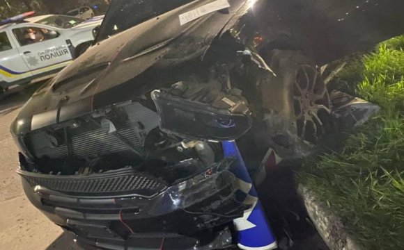 На заході України п’яний водій влетів у авто на зустрічці