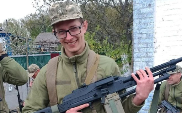 В українському місті троє чоловіків побили військового
