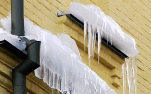 У Луцьку брила льоду впала на дівчину та хлопця 