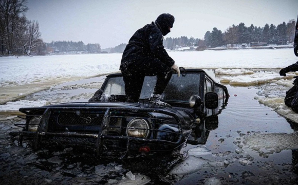 Біля села авто з пасажирами провалилося під лід: є загиблі