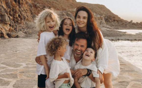 Дружина відомого українського телеведучого загубила сина в аеропорту