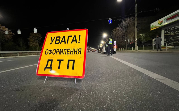 На Волині вантажівка наїхала на велосипедиста та перекинулася: є травмовані