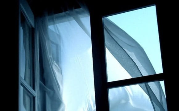 В Україні жінка викинула з вікна 8-річну доньку та стрибнула слідом