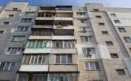 На заході України з балкону 7-го поверху вистрибнула жінка: вона померла