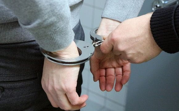 Пив алкоголь і лаявся: у центрі Луцька затримали 19-річного хлопця
