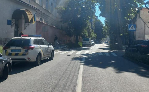 На заході України водій автомобіля збив жінку, постраждалу госпіталізували