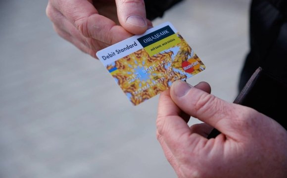 «Ощадбанк» анулює картки українців: що відбувається