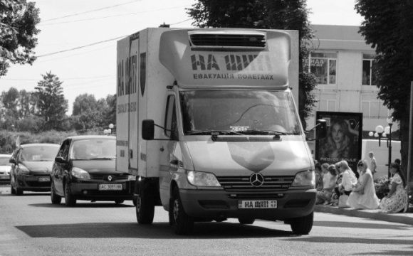 Дорогу встелили квітами: на Волині востаннє зустріли Героя Дорогу встелили квітами: на Волині востаннє зустріли Героя