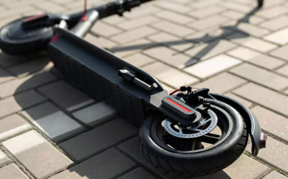 У Луцьку водій авто збив чоловіка на електросамокаті