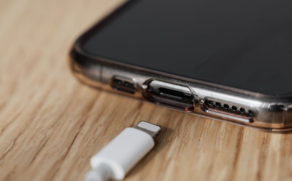 Як зберегти заряд на телефоні під час відключень світла