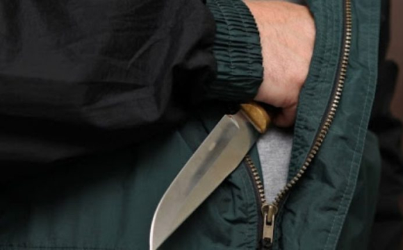 Чоловік вбив своїх дідуся і бабусю і намагався їх розчленувати: на суді він посміхався