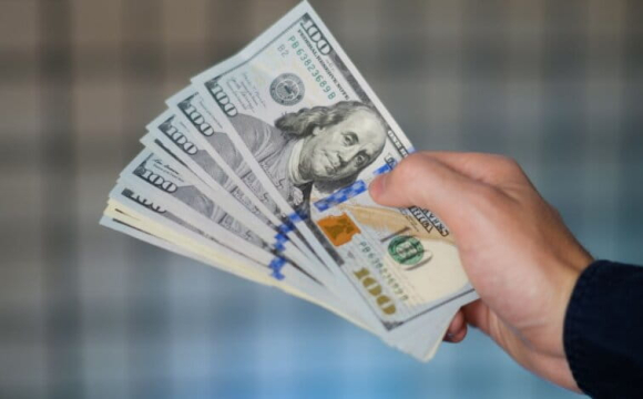 Долар в Україні може коштувати 50 гривень?