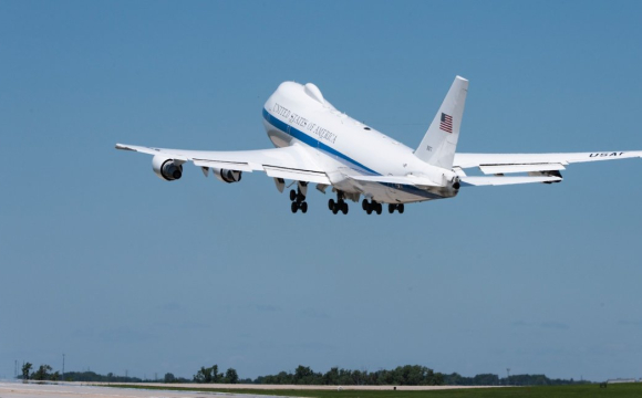 У небі помітили літак судного дня: він кілька годин робив дивні маневри