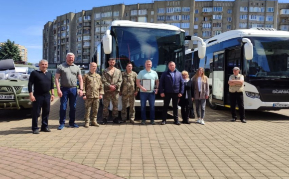 Юрій Погуляйко передав військовому ліцею і шацьким школярам 2 автобуси