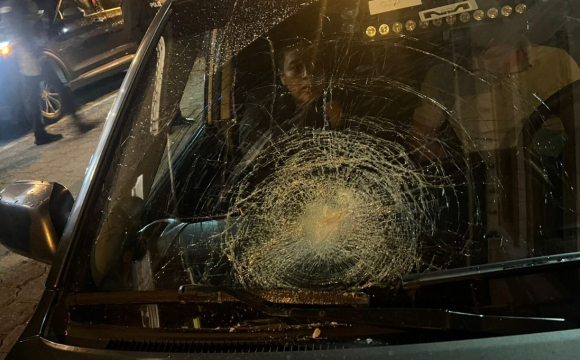 Натовп із 500 людей накинувся та обстріляв кортеж президента