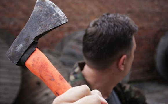 П'яний чоловік наніс матері одинадцять ударів сокирою