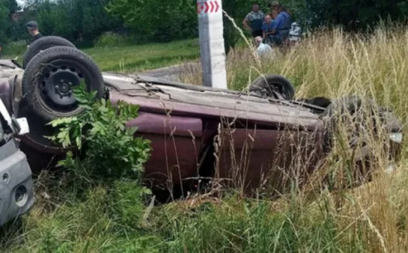 На Волині водій авто злетів з дороги та перекинувся