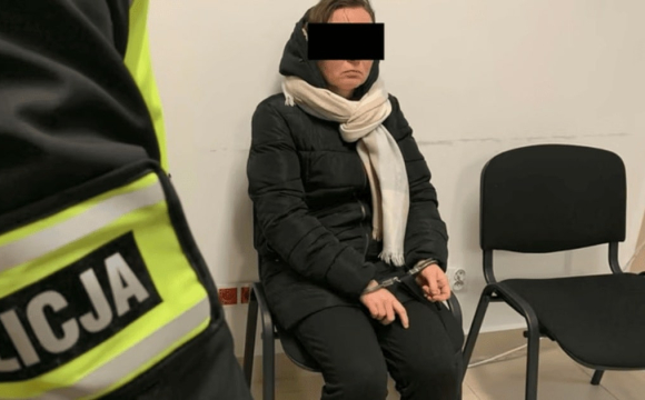 Жінка спотворила обличчя 9-річної доньки, щоб збирати мільйони на її лікування