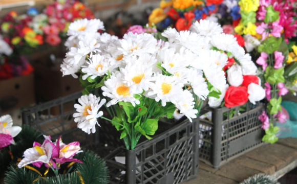 На Волині заборонили пластикові квіти на кладовищах