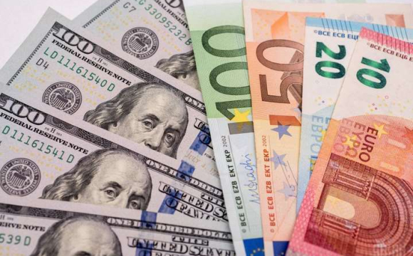 Долар та євро значно подешевшали