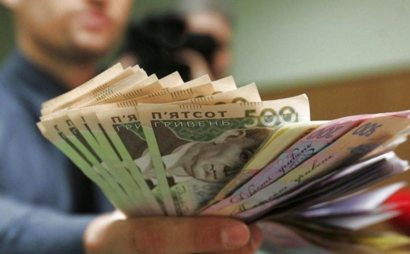 Стало відомо, як відрізняється середня зарплата звичайних українців і чиновників