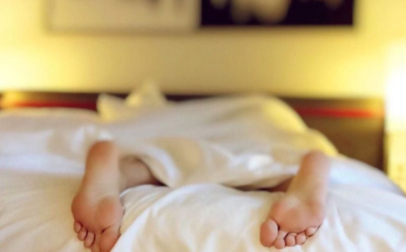 Чи можна спати ногами до дверей: відповідь священника