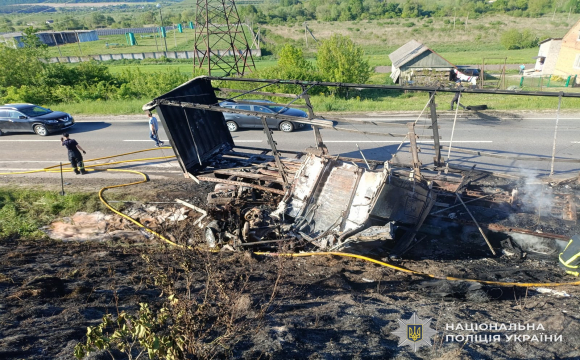 Смертельна аварія на заході України: водій загинув у палаючій вантажівці 