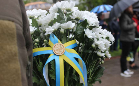 На Луцькому меморіалі вшанували пам'ять загиблих солдатів. ФОТО