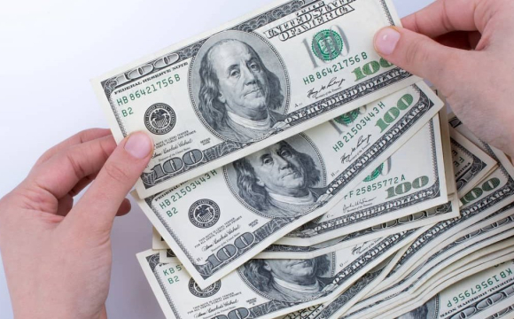 У травні українці можуть отримати 2,6 тисяч доларів