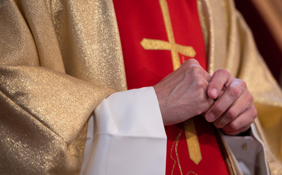 У 51-річного єпископа виявили 17 коханок: однією з низ була монахиня