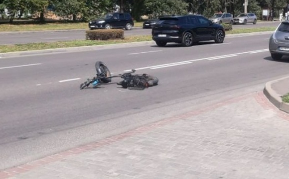 У Луцьку на Соборності авто збило велосипедиста: відео з місця аварії