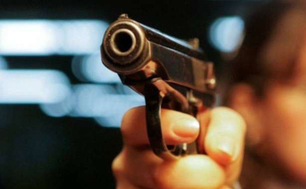 У центрі Луцька дівчина влаштувала стрілянину: куля влучила в тролейбус