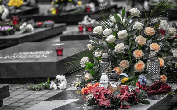 Стало відомо, які квіти заборонено нести на кладовище