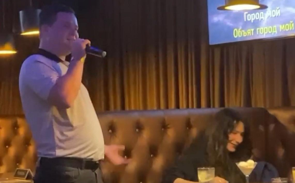 У караоке чоловік співав пісню про красу москви