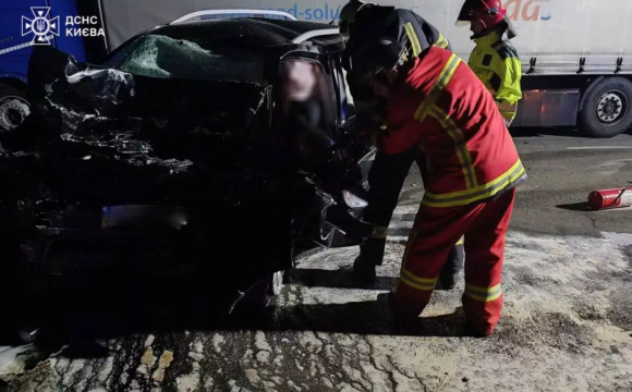 На проспекті водій авто зіткнувся з вантажівкою: тіло загиблого деблокували