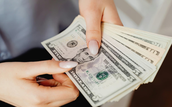 Українцям радять не купувати валюту