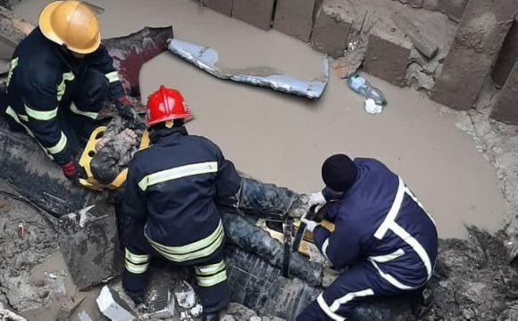 Повідомили, в якому стані знаходиться чоловік, що впав у Луцьку в котлован. ФОТО, ВІДЕО